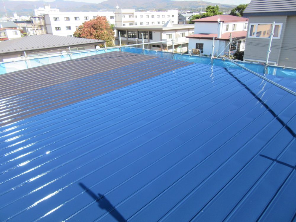 屋根中塗り塗装状況